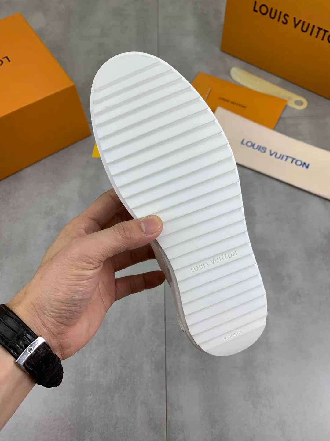 Men's men's shoes 💰P700 new style 💶 top version [LOUIS VUITTON] couple 🧑‍🤝‍🧑 craft style counter series (original order) new style 🍀LV Louis Vuitton - top version LV classic high-top trendy shoes! Made of imported original craft calfskin, original breathable lining, and original wear-resistant, lightweight, high-end TPU outsole! High quality products! 3️⃣ colors are available, size: female 35-39, male 39-44 (female 40, male 45 customized)
